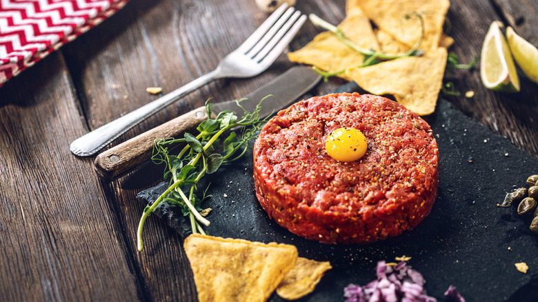 steak tartare with chips