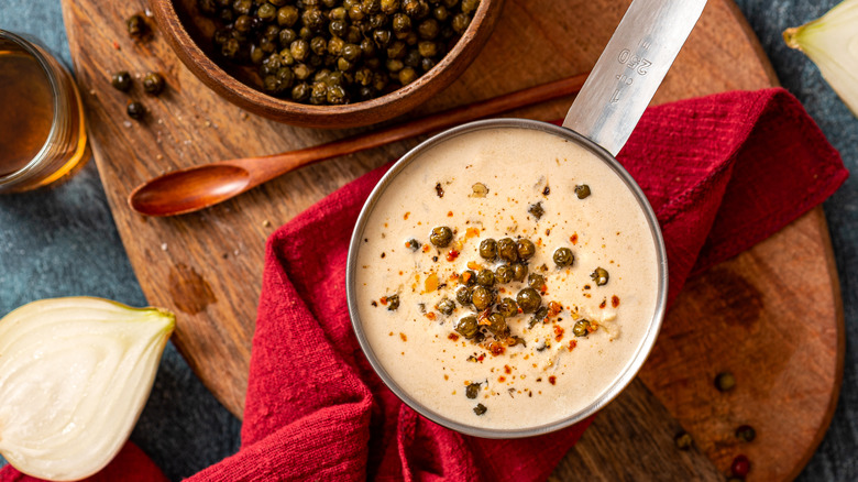 Creamy sauce with peppercorns