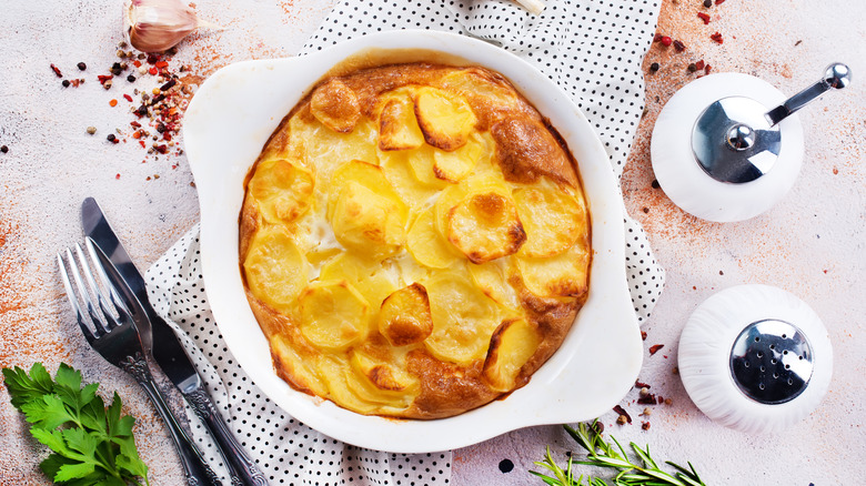 Dish of au gratin potatoes 