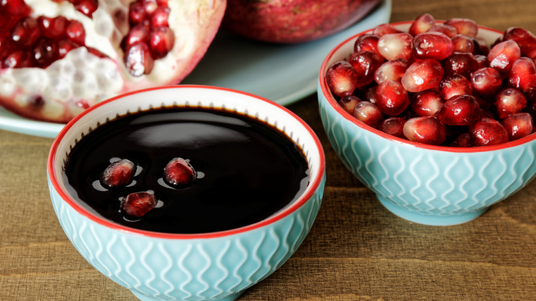 Pomegranate molasses with pomegranates