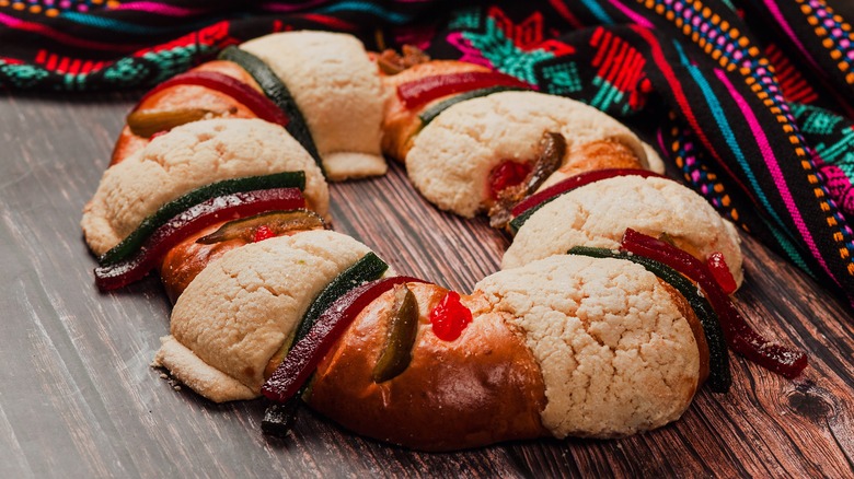 rosca de reyes on wooden table