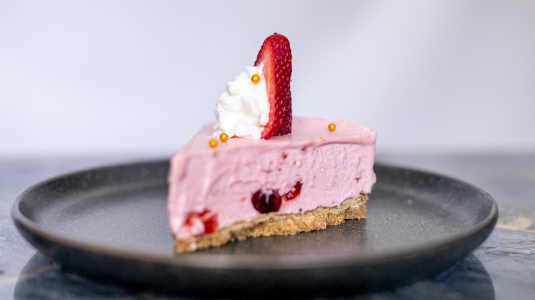 no-bake strawberry cheesecake slice