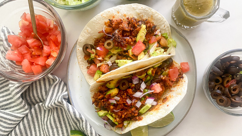 Overview of shredded tofu tacos 