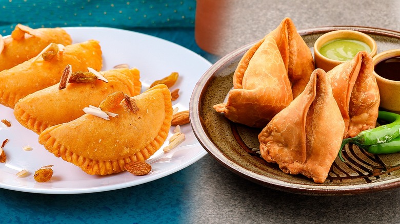 Samosas and gujiya comparison