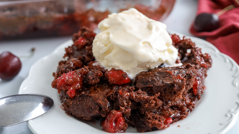 cherry dump cake with ice cream