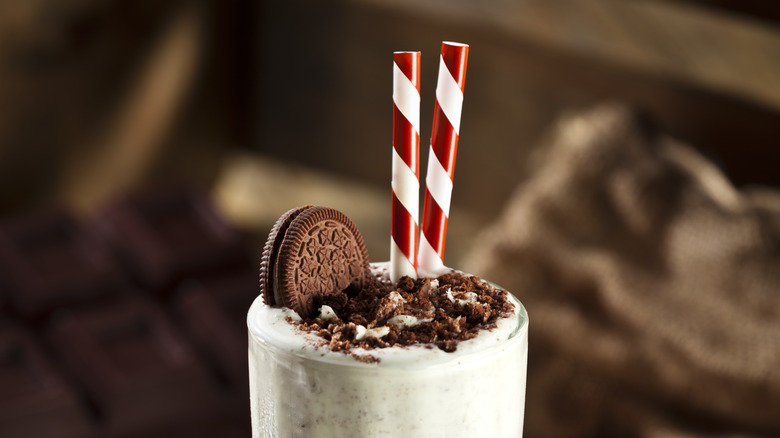 milkshake with oreo and straws