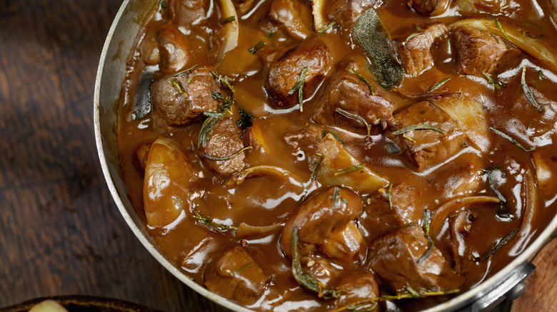 pan of red wine mushroom sauce