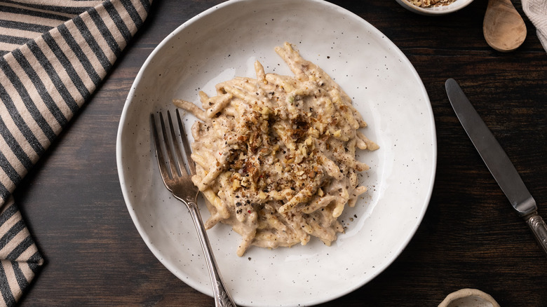 Walnut cream sauce with pasta