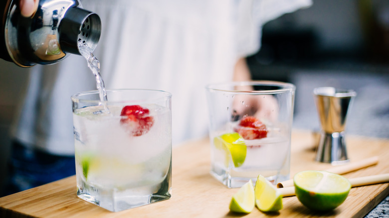 bartender pouring a gin and tonic