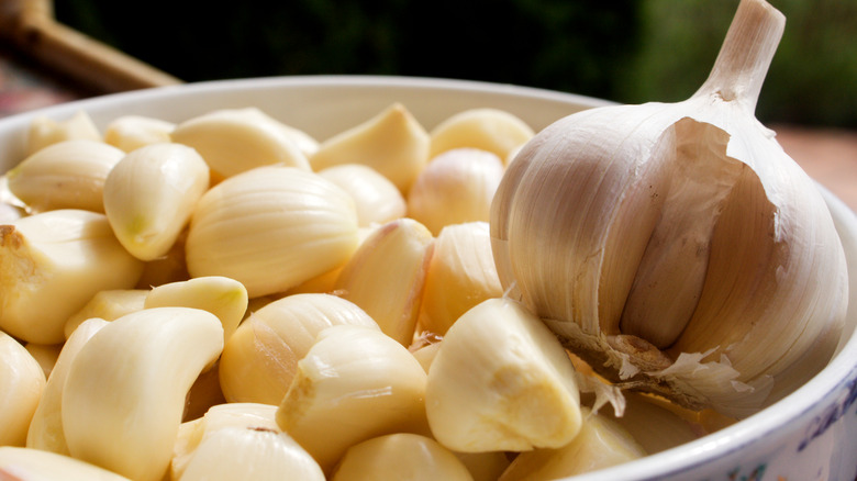 Peeled and unpeeled garlic