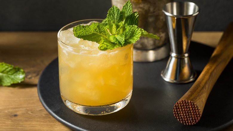 whiskey smash cocktail