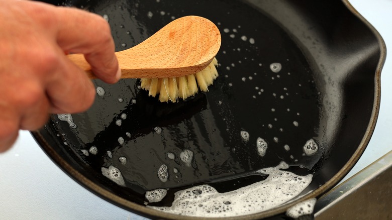 cleaning cast iron pan