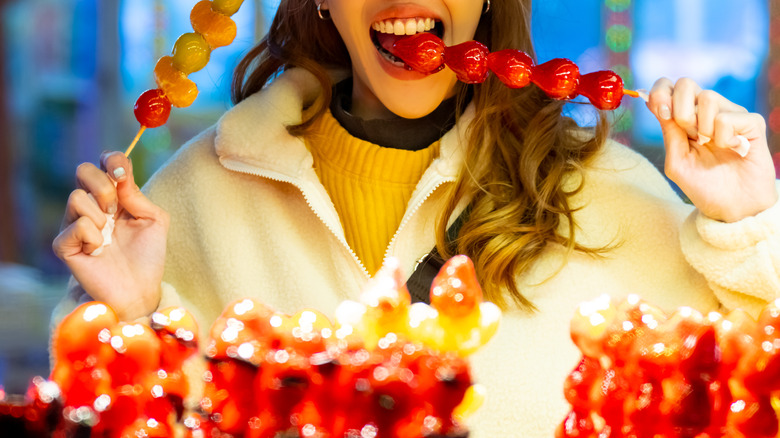 girl eating tanghulu 